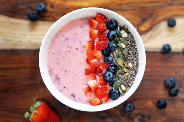 berry smoothie bowl – inconsistent kitchen